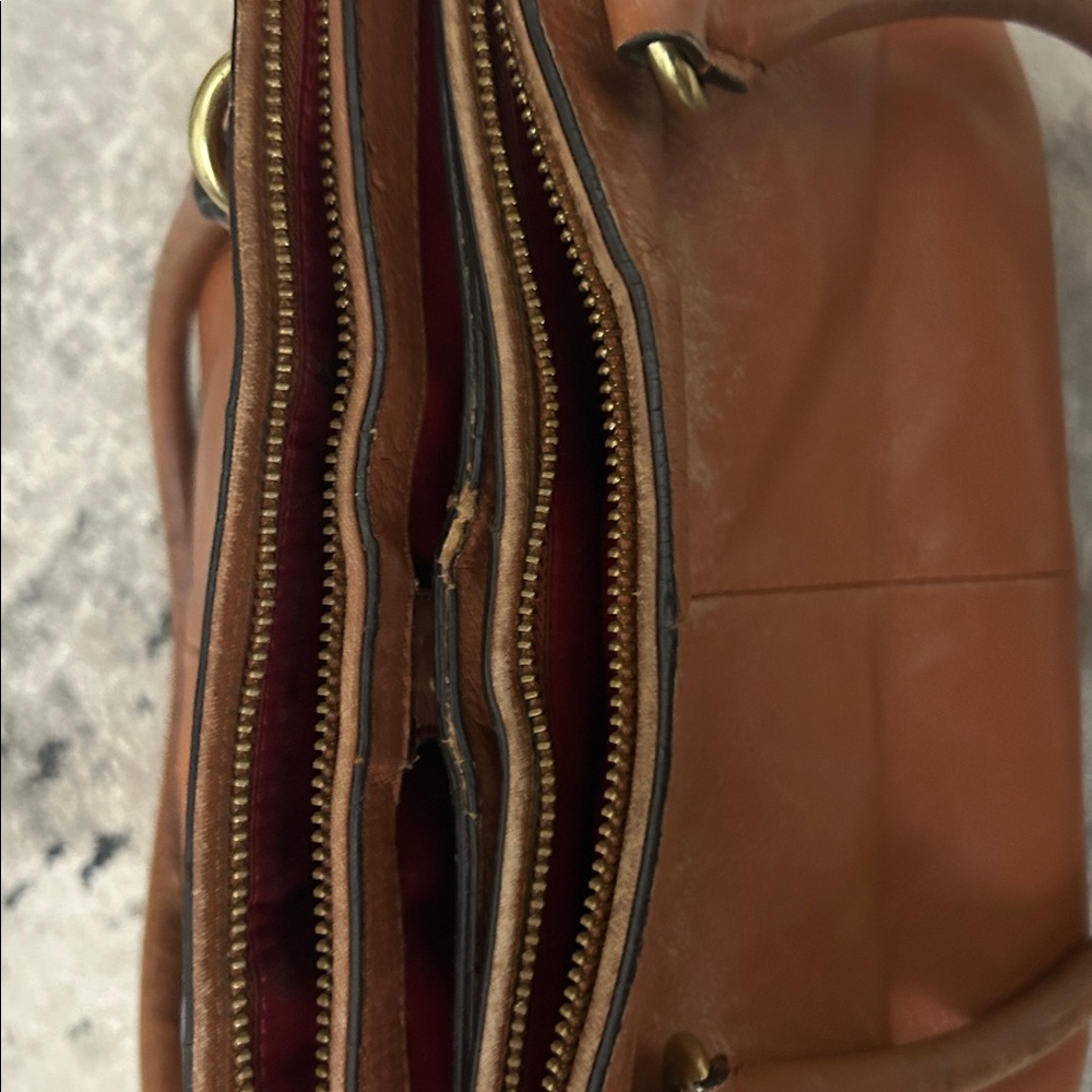 Coach Tan Pebbled Leather Shoulder Bag Gold Hardware
15x11
Straps 19
Needs Love - Picture 7 of 7